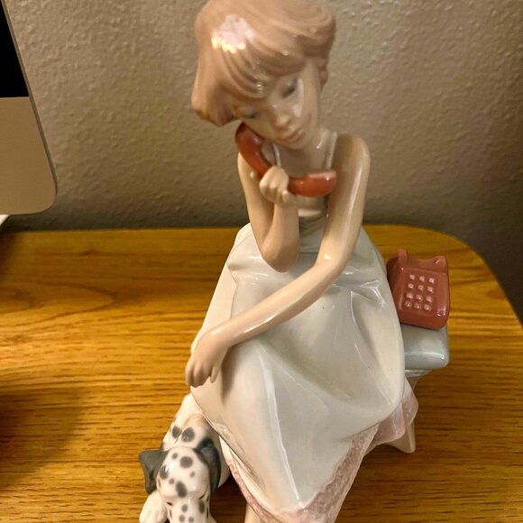 Llardo Daiso 1987 Figurine “Chit Chat Girl on Phone”